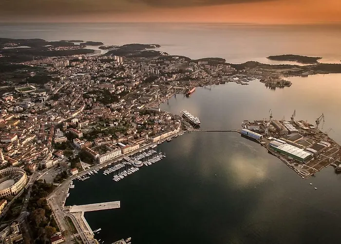 Kyra 아파트 풀라